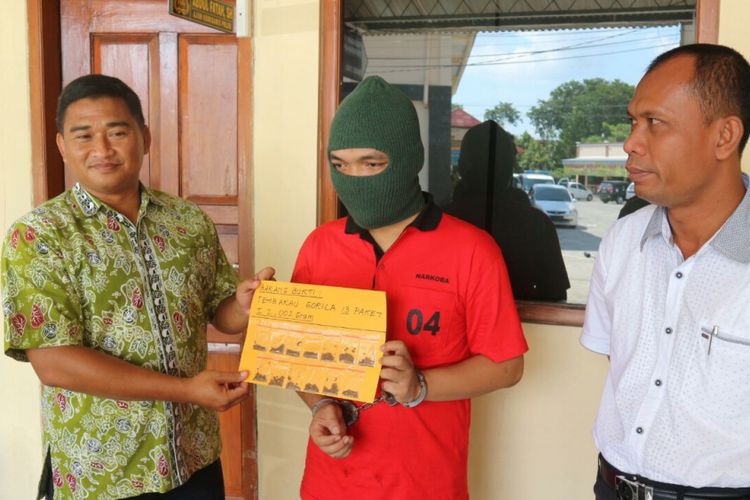 Satuan Reserse Narkoba Polres Grobogan, Jawa Tengah menunjukkan seorang pengedar narkoba, YPA (29), warga Purwodadi, Grobogan di Mapolres Grobogan, Sabtu (10/3/2018)