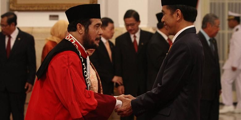 Presiden Joko Widodo memberikan selamat kepada Hakim Konstitusi Anwar Usman pada acara pengucapan sumpah jabatan di Istana Negara, Jakarta, Kamis (7/4/2016). Anwar Usman yang sebelumnya merupakan wakil ketua MK, menjabat hakim konstitusi untuk masa jabatan periode kedua 2016-2018.
