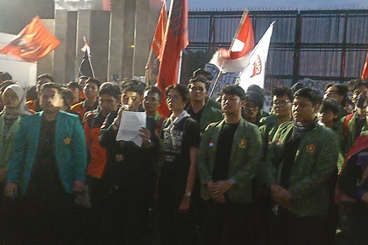 Massa Demo "Indonesia Sold Out" Serukan Penolakan Militerisme hingga Desak Pendidikan Gratis
