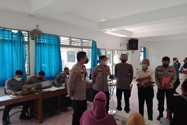 Kapolres meninjau lokasi vaksinasi di Poliklinik Polres Purworejo, Selasa (12/4/2022). 