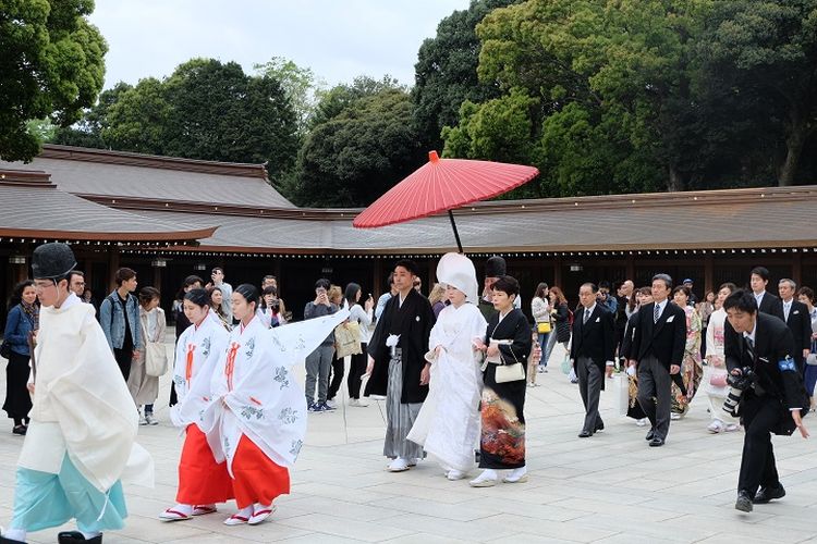 Prosesi pernikahan tradisional Jepang yang dilakukan di Kuil Meiji, Shinjuku, Tokyo, Jepang.