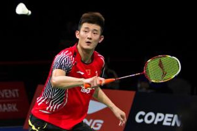 Pemain tunggal putra Tiongkok, Chen Long, menerima kok dari pemain Korea, Son Wan-ho, pada babak perempat final Kejuaraan Dunia 2014 di Ballerup Super Arena, Kopenhagen, Jumat (29/8/2014).
