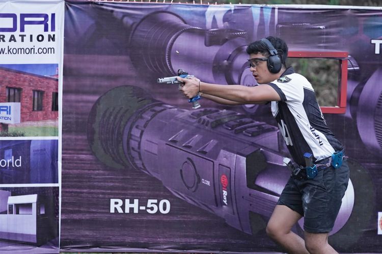 Petembak muda Omar Rawiendra Harnoko saat mengikuti turnamen Danjen Kopassus Shooting Championship 2022 di lapangan tembak Grup 2 Kopassus Kandang Menjangan, Kartasura, Sukoharjo 27-29 Mei 2022.