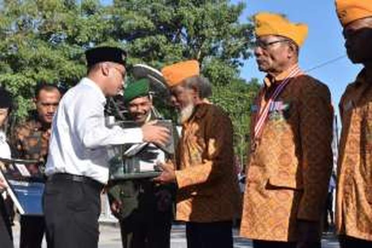 Direktur Utama PT Semen Indonesia, Rizkan Chandra menyerahkan secara simbolis bantuan rumah untuk 17 veteran di dua Kabupaten di Nusa Tenggara Timur (NTT) yakni Kabupaten Timor Tengah Utara dan Timor Tengah Selatan.