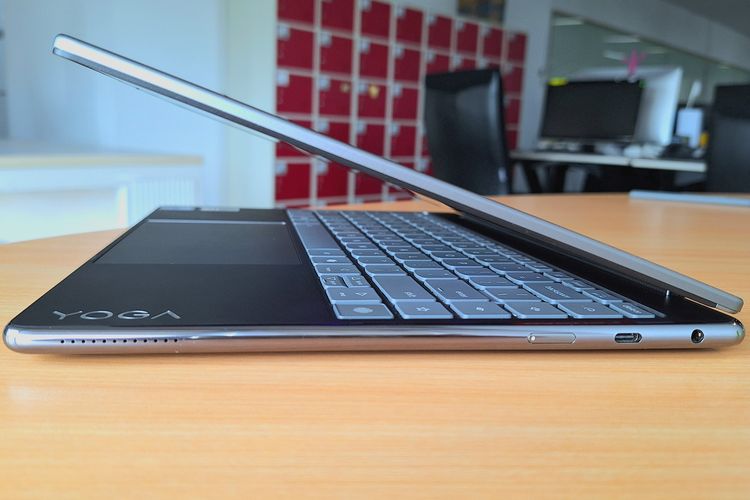 Meski bertubuh ramping, laptop ini menyediakan porta yang lengkap untuk kebutuhan konektivitas modern.