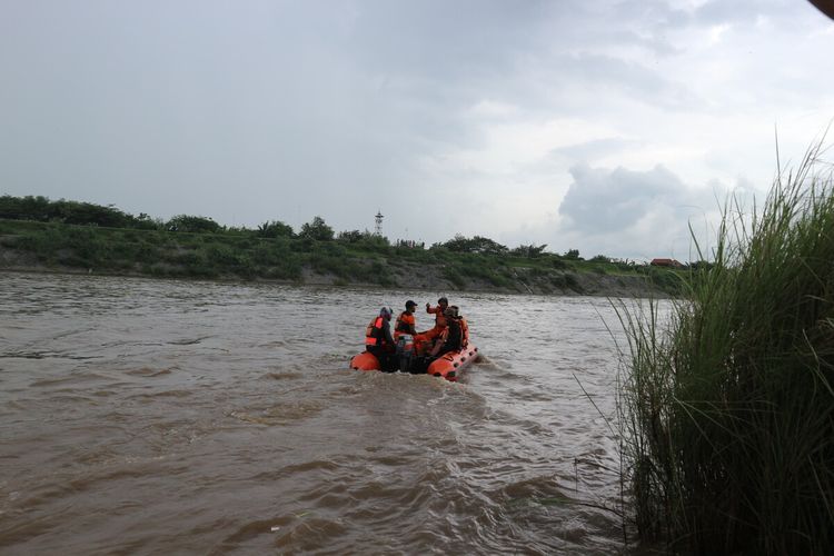 Petugas gabungan dari Basarnas dan BPPD Jombang, melakukan pencarian korban perahu terbalik di sungai Brantas di wilayah Dusun Klaci, Desa Brodot, Kecamatan Bandar Kedungmulyo, Kabupaten Jombang, Jawa Timur, Minggu (1/3/2020).