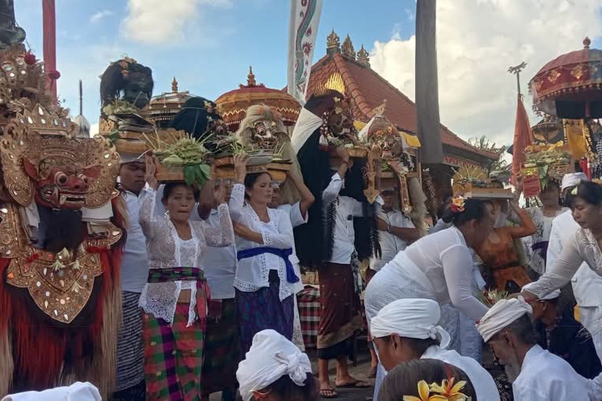 Suasana damainya masyarakat Hindu Bali saat melakukan persembahyangan.