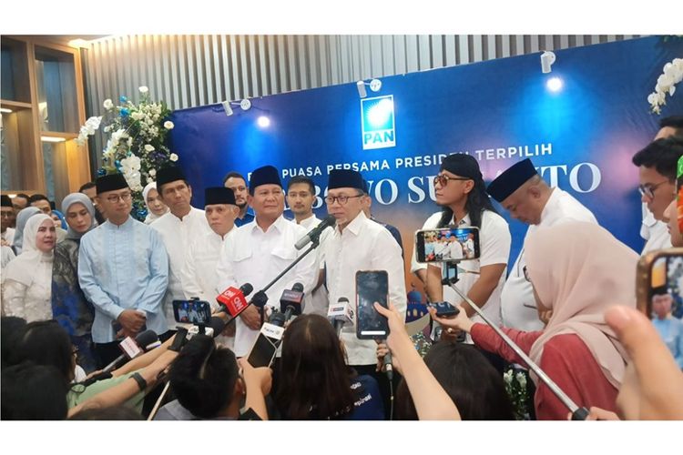 Ketua Umum PAN Zulkifli Hasan (Zulhas) dan Prabowo Subianto saat memberikan keterangan pers usai menghadiri acara Buka Puasa Bersama Presiden Terpilih Prabowo Subiantro di Kantor Dewan Pimpinan Pusat (DPP) PAN, Jakarta, Kamis, (21/3/2024). 