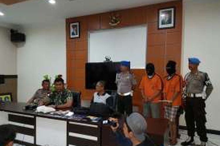  Kapolda Sulteng Rudy Sufahriadi merilis dua  tersangka narkoba yang ditangkap beberapa waktu lalu satu diantaranya adalah bekas anggota Polri yang dipecat atas kasus yang sama, Selasa (18/10/2016). Dok. Humas Polda Sulteng