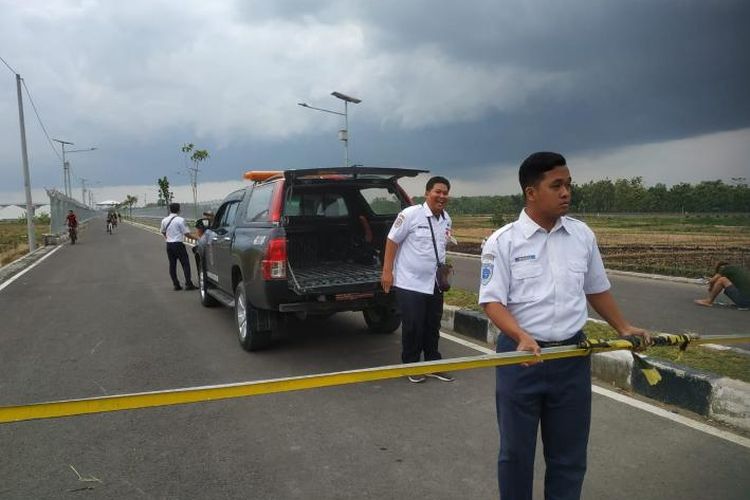 Petugas memalang akses jalan menuju Bandara Ngloram Blora