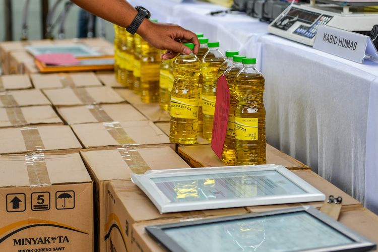 Officers of the Special Criminal Investigation Directorate (Ditreskrimsus) of the West Java Regional Police prepared evidence of cooking oil brand oil brand during a press conference in the case of reducing oil doses at the West Java Regional Police, Bandung, West Java, Monday (10/3/2025). West Java Regional Police succeeded in securing as many as 2,520 empty bottles without a brand, 449 boxes containing 12 bottles of Oil Brand Cooking Oil and two table dispensers as well as several other evidence from a suspect from Subang Regency for the case of reducing oil dosage from 1 liter to 750 milliliters that did not match SNI's provisions and did not have a distribution permit. BETWEEN PHOTOS/RAISAN AL FARISI/TOM.