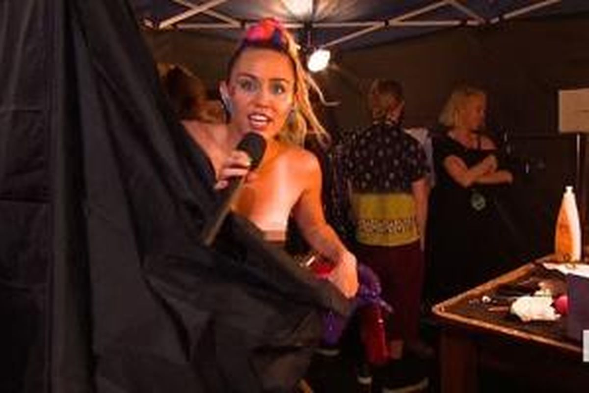 Salah satu adegan di belakang panggung dimana Miley Cyrus sedang berganti busana dan secara tak sengaja puting payudaranya terekam oleh kamera meski disensor.