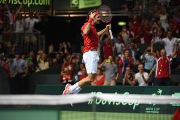 Petenis Swiss, Roger Federer, saat beraksi di Piala Davis.