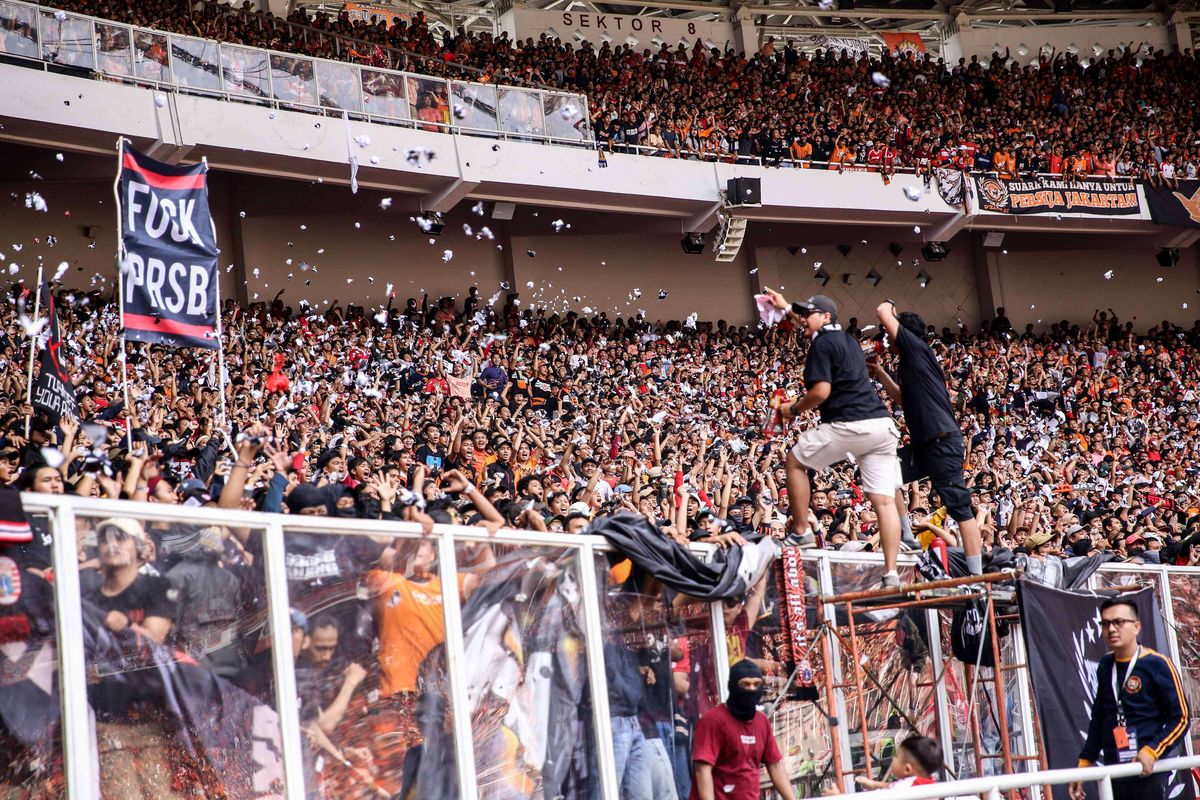 Suporter Persija Jakarta memberikan dukungan pada laga pekan kedelapan Liga 1 2019 di Stadion Utama Gelora Bung Karno, Jakarta, Rabu (10/7/2019). Persija Jakarta bermain imbang dengan skor 1-1 melawan Persib Bandung.