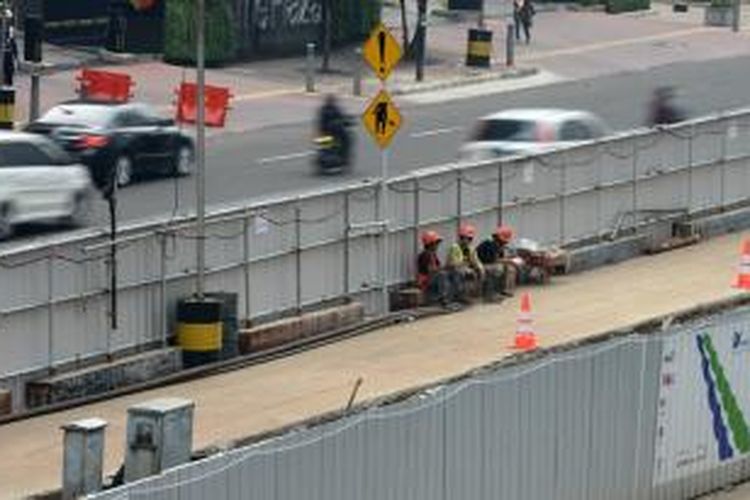 Proyek Pembangunan MRT di kawasan Jalan MH Thamrin. Pengerjaan proyek ini dilakukan oleh dua konsorsium yaitu Shimitsu Kobayashi bersama PT Wijaya Karya (Persero) Tbk (WIKA) dan PT Jaya Konstruksi. Konsorsium lainnya adalah Sumitomo Mitsui dengan bersama PT Hutama Karya (Persero).