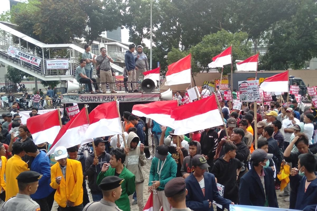 Massa yang menamakan diri Koalisi Masyarakat Anti Korupsi menggelar unjuk rasa di depan gedung Komisi Pemberantasan Korupsi (KPK), Kuningan, Jakarta Selatan, Rabu (18/9/2019).