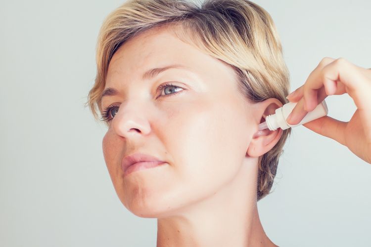 ilustrasi obat tetes telinga, membersihkan telinga