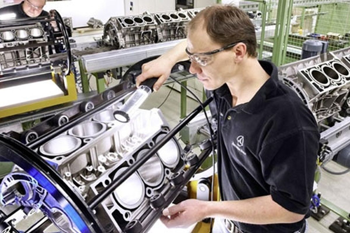 Perakitan mesin di pabrik Mercedes-Benz, Jerman. Produsen ini tidak ikut di barisan mobil Jerman yang gampang rusak mesinnya berdasar survei.