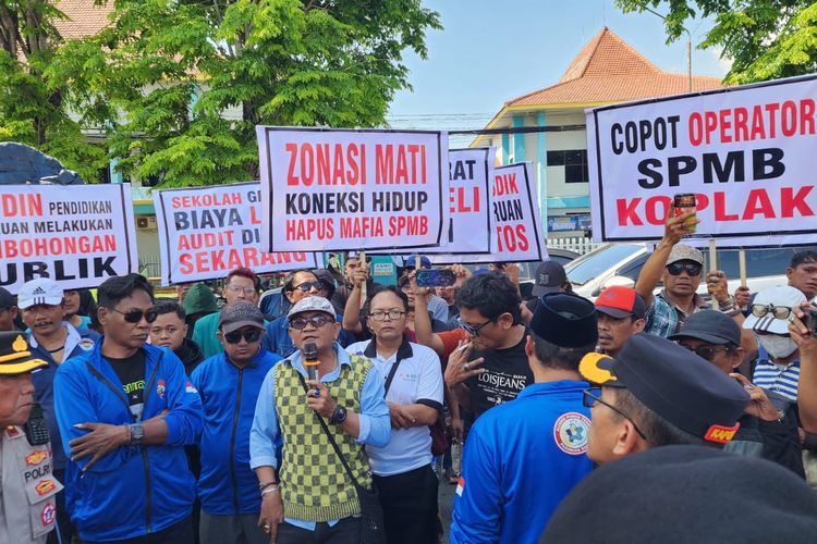 Protes Aturan SPMB yang Membingungkan, Puluhan Warga Pasuruan Demo di Depan Kantor Disdik Jatim