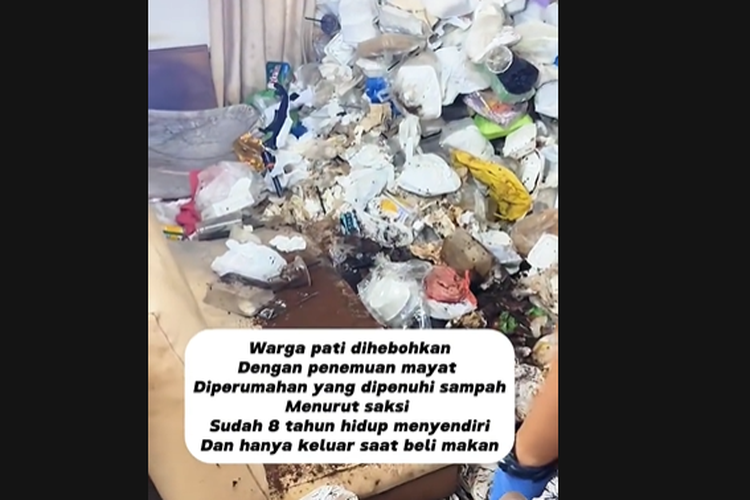 Tangkapan layar cuplikan video seorang mayat pria ditemukan di dalam rumah yang dipenuhi sampah di Pati, Jawa Tengah.