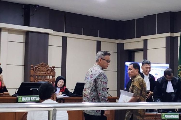 Tiga dosen UGM Yogyakarta saat menjalani sidang di Pengadilan Tipikor Semarang, Kamis (23/10/2025). (ANTARA/I.C. Senjaya)