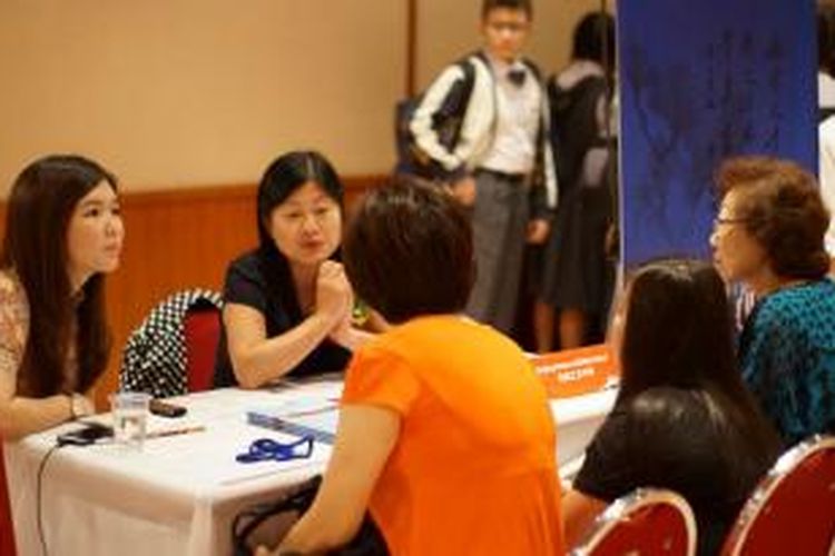 Konsultasi pendidikan antara pihak pengelola lembaga pendidikan di Beijing, ibu kota Tiongkok dengan para calon siswa pada pameran pendidikan oleh otoritas pendidikan pemerintah Kota Beijing bersama Chinalink Institute.