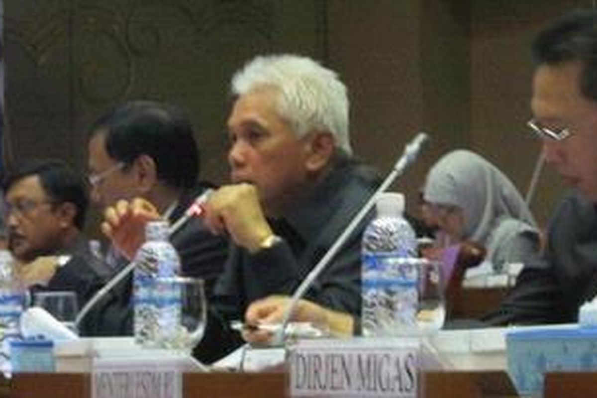 Menteri Koordinator Perekonomian Hatta Rajasa, Menteri Keuangan Agus Martowardojo, dan Menteri Energi dan Sumber Daya Mineral Edwin Zahedy Saleh hadir dalam di Rapat Kerja dengan Komisi VII di Jakarta, Senin (13/12/2010). Mereka membahas persiapan dan pendalaman rencana pengaturan konsumsi Bahan Bakar Minyak (BBM) bersubsidi pe 1 Januari 2011. 