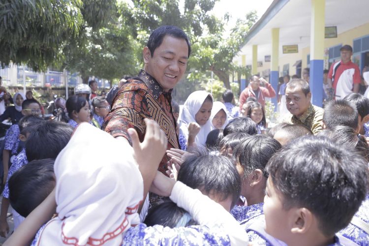 Siswa-siswi SD Pendrikan Lor 02 berebut bersalaman dengan Wali Kota Semarang Hendrar Prihadi. Wali Kota Semarang datang ke sana dalam rangka sidak mengecek kondisi infrastruktur sekolah. 