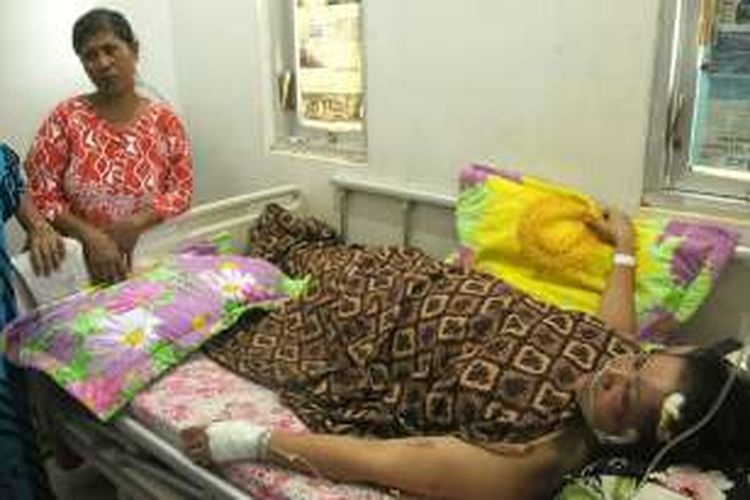 Monalisa (39), mantan istri Bupati Nagan Raya, Aceh yang menjadi korban penyiksaan dan penyekapan kawanan perampok masih menjalani perawatan intensif di ruang kelas utama, RSUD Cut Nyak Dhien Meulaboh, Senin (26/09/16)