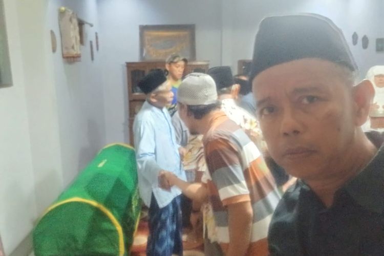 Dua warga Kabupaten Ponorogo terseret arus selokan ketika hujan deras mengguyur pada Hari Minggu sore. Keduanya ditemukan tewas tak jauh dari lokasi kejadian .