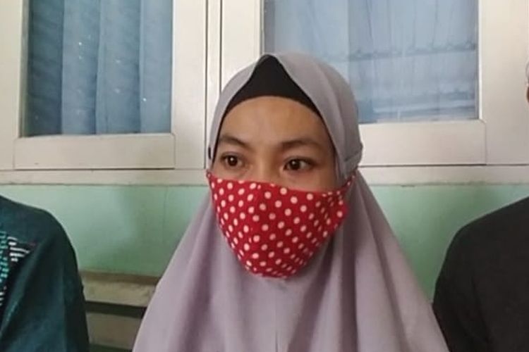 Mardiani (32), istri dari Slamet Ariswanto (33) driver ojek online yang tewas diduga korban begal di Kabupaten Brebes, Jawa Tengah.(Tresno Setiadi/kompas.com) 