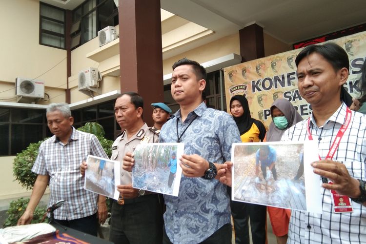 Kasat Reskrim Polres Karawang AKP Bimantoro Kurniawan (nomor dua dari kanan) bersama jajaran menunjukkan barang bukti dan dokumentasi foto penemuan mayat bayi pada press release pengungkapan kasus pembunuhan bayi di Mapolres Karawang, Jumat (13/12/2010).