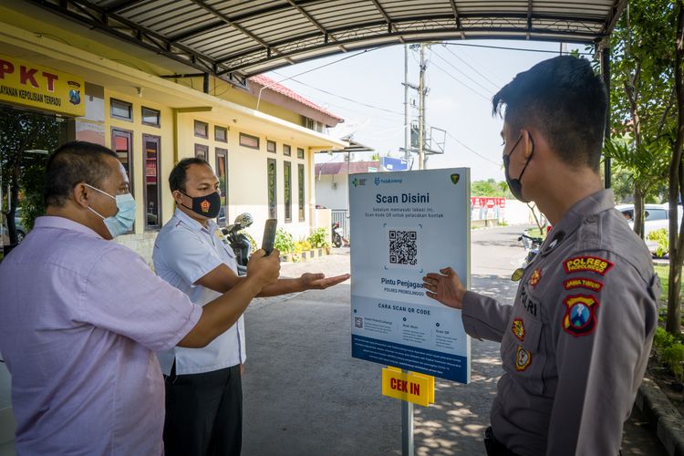 Siapapun yang masuk dan keluar Mapolres Probolinggo wajib scan PeduliLindungi