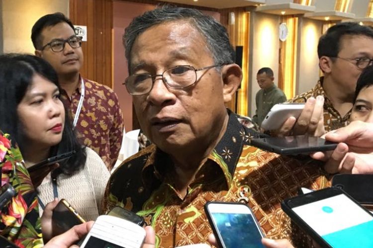 Menteri Koordinator Bidang Perekonomian Darmin Nasution usai rapat koordinasi terbatas membahas fasilitas Generalized System of Preference (GSP) dari Amerika Serikat di kantornya, Jumat (13/7/2018) malam.