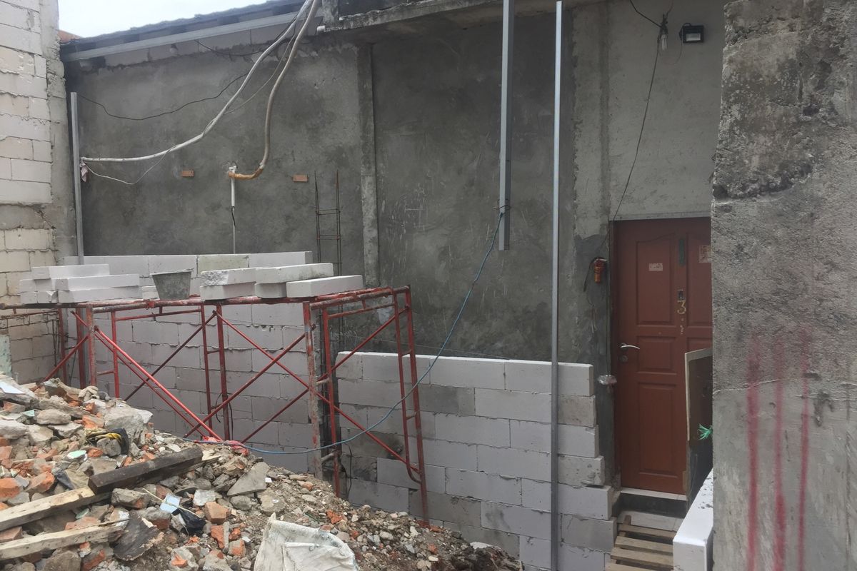 Kondisi rumah Ko Ayun yang dikelilingi pembangunan proyek gudang milik PT Hengtraco, Selasa (10/12/2019).