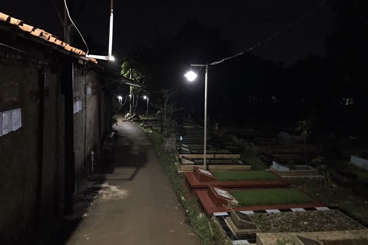 Gang di Tempat Pemakaman Umum (TPU) Kober Ulujami menuju Danau Cavalio, Pesanggrahan, Jakarta.