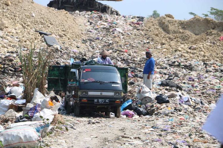 Tumpukan sampah di TPA Banyuroto di Kalurahan Banyuroto, Kapanewon Nanggulan, Kabupaten Kulon Progo, Daerah Istimewa Yogyakarta. Sampah juga sudah melebihi kapasitas TPA. Pemerintah tengah mengembangluaskan TPA ini.