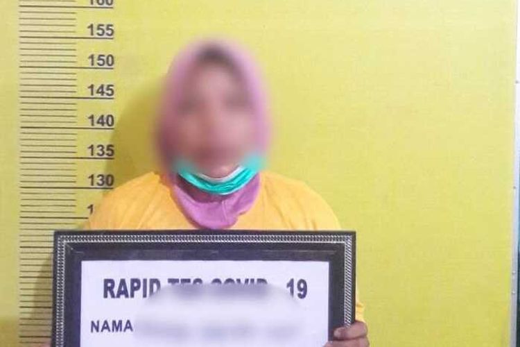 Pelaku M diamankan di Polsek Tandun usai membunuh suaminya, di Desa Puo Raya, Kecamatan Tandun, Kabupaten Rohul, Riau, Sabtu (4/9/2021).