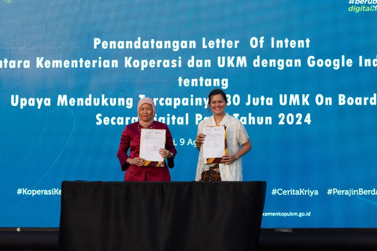 (kiri-kanan) Christina Agustin, Asisten Deputi Pengembangan Teknologi Informasi dan Inkubasi Usaha, KemenkopUKM bersama Putri Alam, Kepala Kebijakan Publik dan Hubungan Pemerintah, Google Indonesia saat penandatanganan MoU untuk melatih usaha kecil di sepuluh provinsi di Indonesia melalui program #BerubahDigital di Nusa Dua, Bali pada Rabu (9/8/2022).
