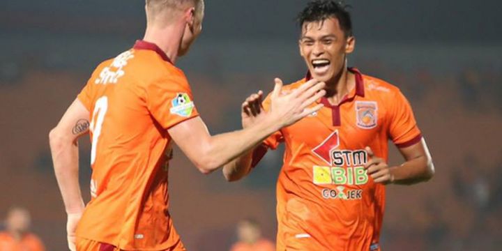 Striker Borneo FC, Lerby Eliandry (kanan), merayakan gol ke gawang Bhayangkara pada partai Liga 1 di Stadion Segiri, Samarinda, Senin (29/5/2017).