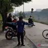 Hindari Pemeriksaan Saat PSBB, Para Pengendara Susuri Jalan di Pinggir Sungai KBT