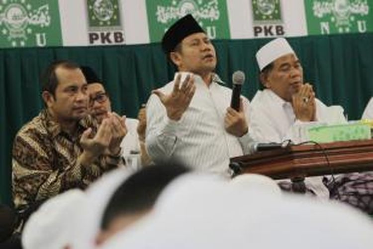 Ketua Umum PKB Muhaimin Iskandar bersama Menteri Desa, Pembangunan Daerah Tertinggal dan Transmigrasi Marwan Djafar memimpin doa untuk kelancaran dan kesuksesan Muktamar Ke-33 Nahdlatul Ulama (NU) di DPP PKB, Jalan Raden Saleh, Jakarta Pusat, Kamis (30/7/2015). Muktamar Ke-33 NU akan berlangsung di Jombang, 1-5 Agustus 2015.