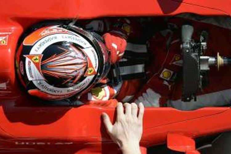 Pebalap Ferrari asal Finlandia, Kimi Raikkonen, bersiap menjalani uji coba pramusim di Sirkuit de Catalunya, Barcelona, Kamis (19/2/2015).