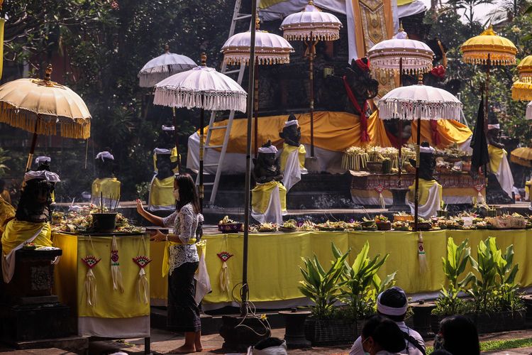 Umat Hindu bersembahyang saat Hari Raya Galungan di Pura Aditya Jaya, Rawamangun, Jakarta Timur, Rabu (14/4/2021). Hari raya Galungan merupakan Hari Raya Suci Agama Hindu yang jatuh setiap 6 bulan sekali, persembahyangan hari raya galungan disalah satu pura terbesar di Jakarta ini tetap berjalan dengan khidmat dengan protokol kesehatan yang ketat.