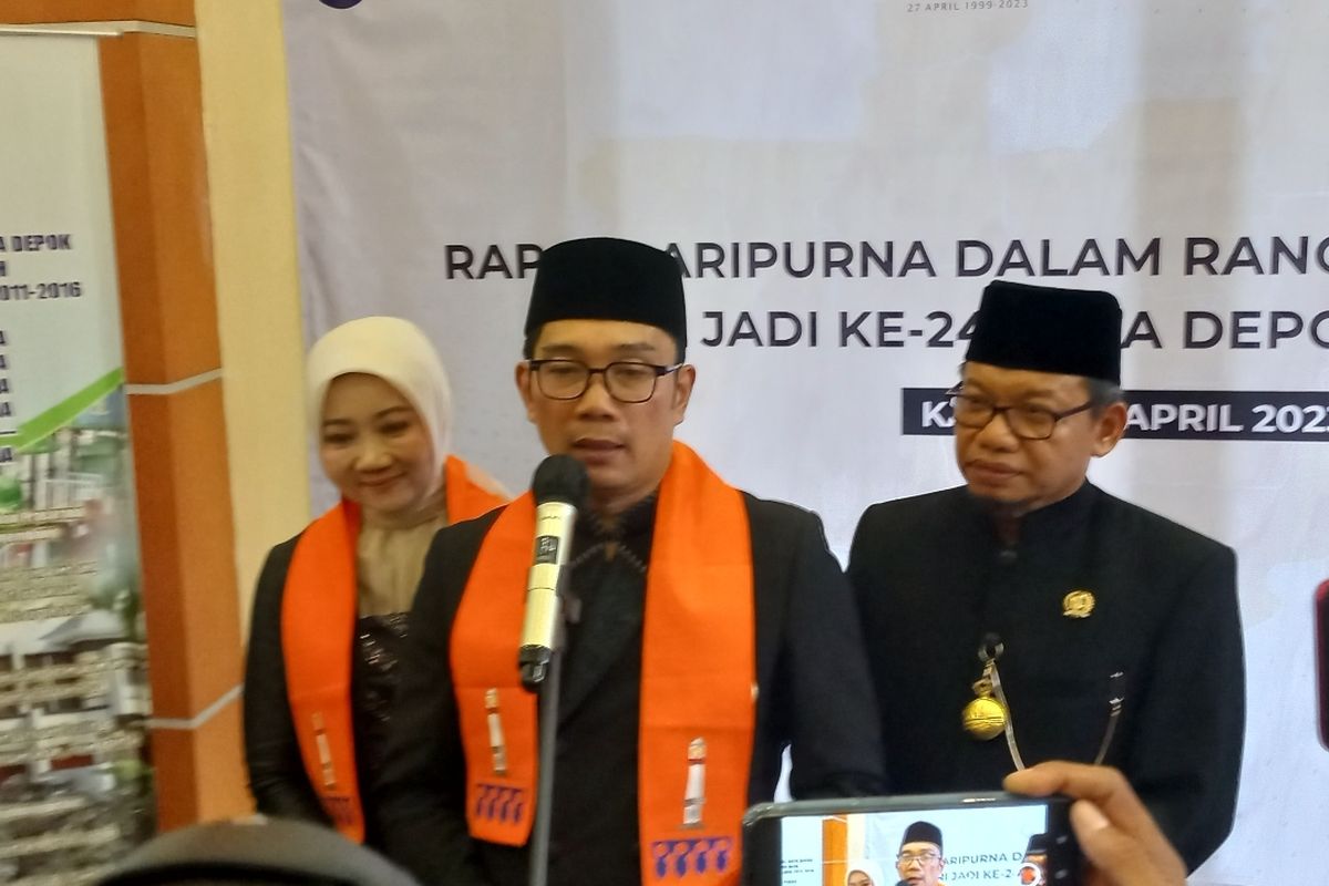 Gubernur Jawa Barat Ridwan Kamil usai menghadiri rapat paripurna dalam memperingati HUT ke-24 Depok di Gedung DPRD Kota Depok, pada Kamis (27/4/2023).