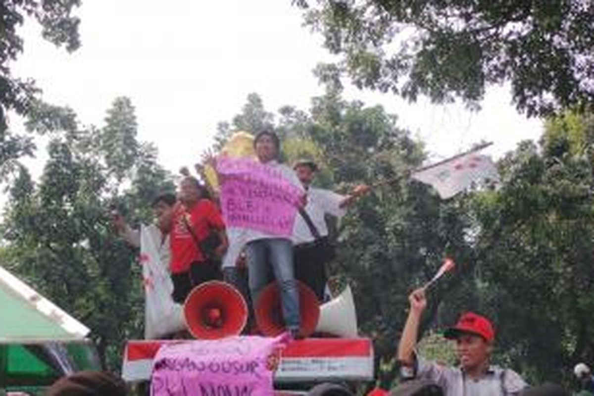 Ratusan pedagang kaki lima (PKL) Monas, tukang sapu, dan pedagang perwakilan Asosiasi Pedagang Kaki Lima (APKLI) melakukan aksi unjuk rasa, di depan Balai Kota, Selasa (26/5/2015). Mereka kecewa dengan Gubernur DKI Jakarta Basuki Tjahaja Purnama yang tidak memberikan tempat di 