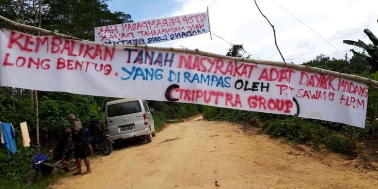 Masyarakat adat Dayak Modang Long Wai, Kutai Timur, Kalimantan Timur, memportal jalan desa dari aktivitas penyaluran sawit.