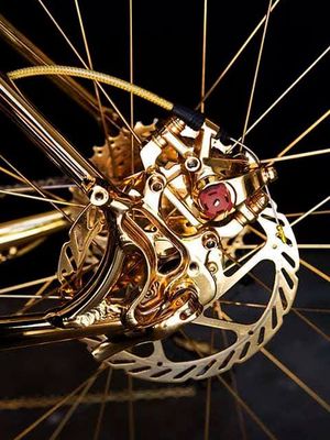Mulai dari roda hingga engkol, pedal, dan rotor, semuanya dilapisi dengan emas murni 24 karat dan bersertifikat.