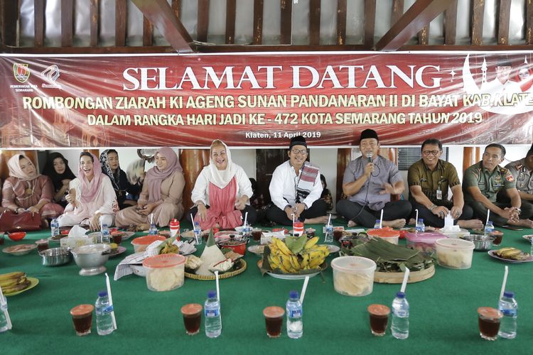 Wali Kota Semarang, Hendrar Prihadi, bersama jajaran Muspida dan pejabat di lingkungan Pemerintah Kota Semarang berziarah ke makam Sunan Pandanaran II atau lebih dikenal dengan Sunan Bayat, Kamis (11/4/2019).

