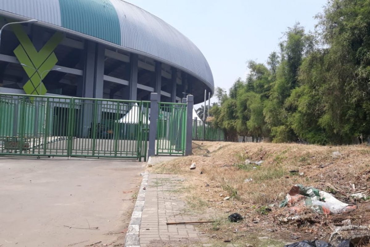 Trotoar jalan guntur belakang Stadion Patriot Candrabhaga, Kota Bekasi, Selasa (31/07/2018).